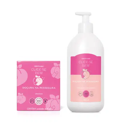Combo de produtos da linha Cuide-se Bem Doçura na Pessegura, contendo uma caixa rosa de sabonetes em barra e um frasco branco com válvula pump de loção hidratante desodorante com rótulo bicolor de rosa claro e pink com ilustração de pêssego rosa.