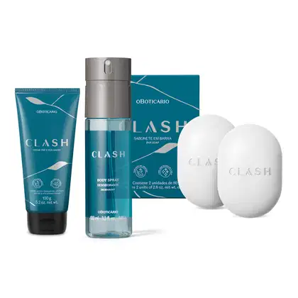 Combo de produtos de perfumaria da marca Clash, incluindo bisnaga azul com tampa preta de creme para barba, frasco cilíndrico de body spray e duas barras de sabonete ovais brancas e sua respectiva caixa, na cor azul escuro.
