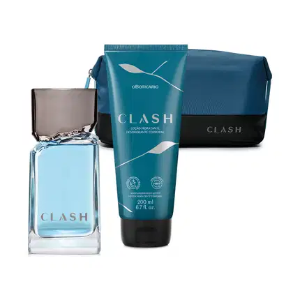 Combo de produtos de perfumaria da marca Clash, incluindo frasco de desodorante colônia transparente com líquido azul e tampa cinza, bisnaga azul com tampa preta de creme para barba e nécessaire de tecido da mesma linha nas cores azul escuro e preto.
