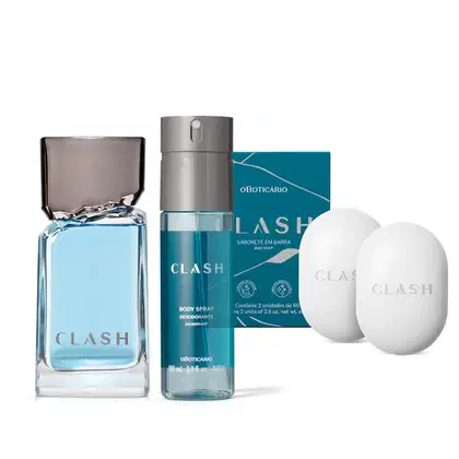Combo de produtos de perfumaria da marca Clash, incluindo frasco de desodorante colônia transparente com líquido azul e tampa cinza, frasco cilíndrico de body spray e duas barras de sabonete ovais brancas e sua respectiva caixa, na cor azul escuro.