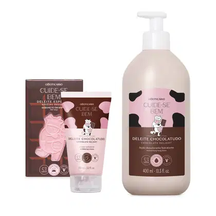 Três produtos da marca Cuide-se Bem Chocolatudo nas cores marrom, rosa e preto com ilustração de vaquinha, contendo sabonete em barra de 120g, bisnaga de 150ml de esfoliante corporal e frasco de 400ml de loção hidratante corporal.