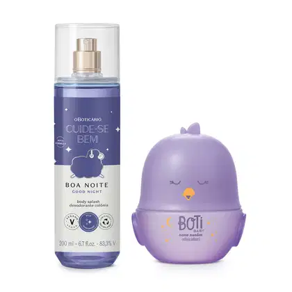 Frasco transparente com líquido azul, pulverizador dourado e rótulo azul e branco com ovelhinha ilustrada contendo 200ml de body splash Cuide-se Bem Boa Noite e um frasco lilás em formato de pintinho contendo 100ml de colônia infantil Boti Baby.