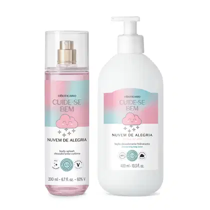 Itens da marca Cuide-se Bem Nuvem de Alegria: vidro transparente com líquido lilás e pulverizador dourado de body splash e frasco branco com bomba dosadora de loção hidratante corporal. Ambos com rótulo em tons de branco, azul e rosa com nuvem ilustrada.
