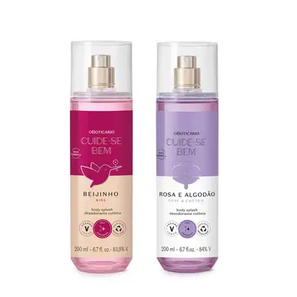 Dois frascos de body splash Cuide-se Bem: um com líquido rosa e rótulo vermelho e rosa com beija-flor ilustrado da linha Beijinho e outro com líquido azul e rótulo azul e branco com flor de algodão ilustrada da linha Rosa e Algodão. Ambos com 200ml.