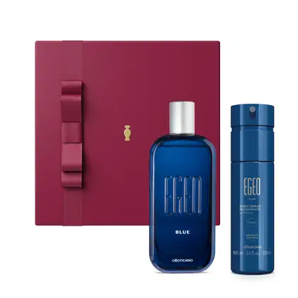 Caixa cor vinho com laço e detalhe dourado, frasco de vidro azul com  tampa prateada de desodorante colônia Egeo Blue e frasco azul de body spray da mesma marca.