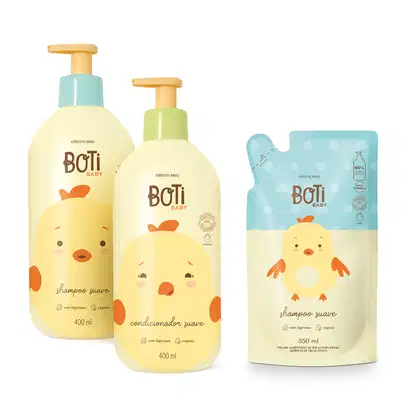Três produtos da linha Boti Baby: shampoo e condicionador, ambos em frascos de 400ml amarelos com ilustração de pintinho, e refil de shampoo em sachê azul com pintinho ilustrado contendo 350ml.