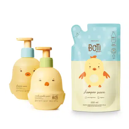Dois frascos de shampoo e condicionador da marca Boti Baby com frasco de 200ml em formato de pintinho amarelo com detalhes laranja e bico dosador, e um refil de shampoo suave da mesma marca em sachê azul claro com ilustração de pintinho contendo 350ml.