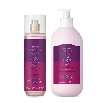 Dois frascos de produtos da marca Cuide-se Bem Amoruda, um transparente com líquido lilás, pulverizador dourado e rótulo roxo de body splash e um frasco branco com bomba dosadora e rótulo roxo de loção hidratante corporal, ambos com amoras ilustradas.