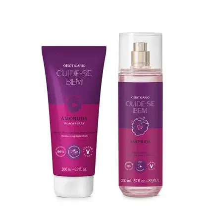 Dois produtos da marca Cuide-se bem Amoruda: um frasco transparente com líquido lilás e rótulo roxo contendo body splash e um frasco roxo com tampa branca contendo loção hidratante corporal, ambos com amoras ilustradas.