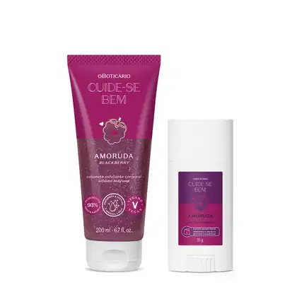 Dois produtos de cuidados para a pele da marca Cuide-se Bem Amoruda: um sabonete esfoliante corporal em em bisnaga roxa com tampa branca e um bastão anti-atrito branco com rótulo roxo. Ambas possuem amoras ilustradas.