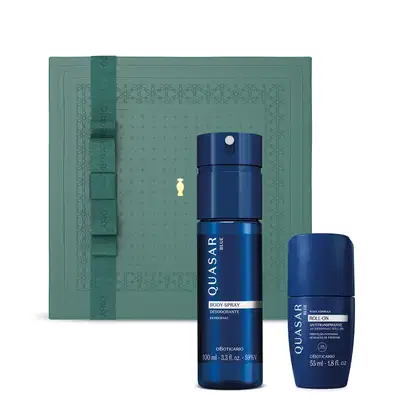 Imagem de um kit de produtos da marca Quasar Blue, incluindo um frasco de body spray azul e um desodorante roll-on azul, apresentados em uma caixa verde com detalhe dourado.