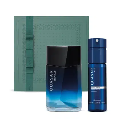 Imagem de um vidro em tons de azul com tampa preta de desodorante colônia Quasar Deep Blue, frasco azul com letras amarelas de body spray Quasar Blue e caixa verde presenteável.