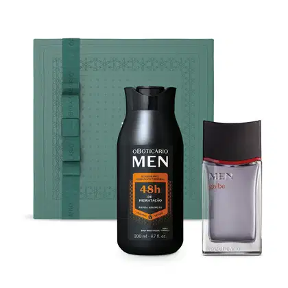 Imagem de uma caixa de presente verde escura, um vidro com líquido lilás de desodorante colônia Men e um frasco preto com letras branca e laranja de loção corporal da mesma marca.