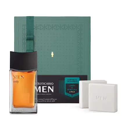 Imagem de um kit de produtos masculinos da marca Men, incluindo frasco de desodorante colônia laranja da linha Only, sabonete em barra branco e caixa verde com formato geométrico.