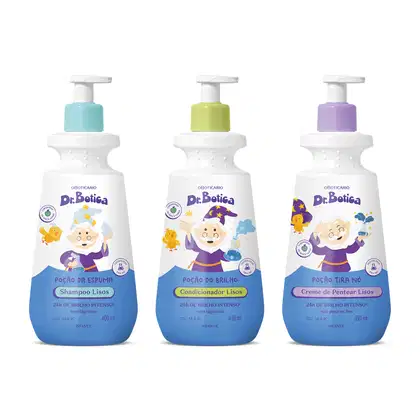 Imagem de três frascos de itens infantis Dr. Botica: shampoo, condicionador e creme de pentear, com embalagens coloridas em tons de azul, verde, amarelo  e lilás, com ilustrações de personagens e textos informativos sobre os benefícios do produto.