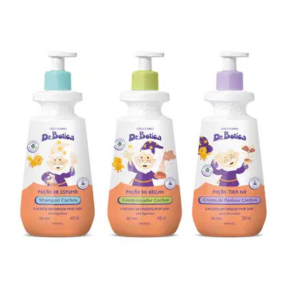 Imagem de três frascos de produtos para cabelos cacheados da marca Dr. Botica, shampoo, condicionador e creme de pentear, em cores azul, verde e lilás, com rótulos ilustrados com personagens e textos sobre os benefícios de cada produto.