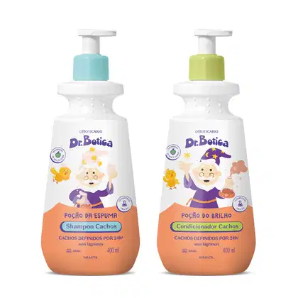 Imagem de dois produtos Dr. Botica, sendo um frasco branco e laranja com tampa azul de shampoo infantil para cabelos cacheados e um frasco branco e laranja com tampa amarela de condicionador infantil para cabelos cacheados.   