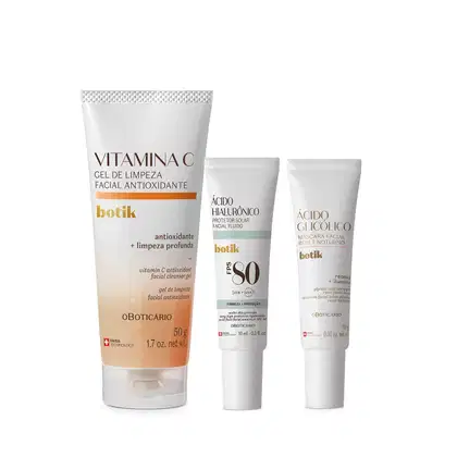 Três produtos de skincare da marca Botik: gel de limpeza facial antioxidante Vitamina C, protetor solar com ácido hialurônico FPS 80 e máscara facial com ácido glicólico, em embalagens em formato de bisnaga.