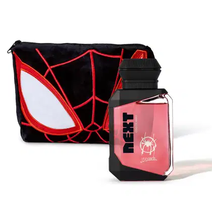 Kit da marca Marvel Spider-Man, incluindo frasco de colônia infantil nas cores rosa e preto da linha Next e Bolsa de cosméticos preta com detalhes em vermelho e branco, simulando uma máscara do Homem Aranha.