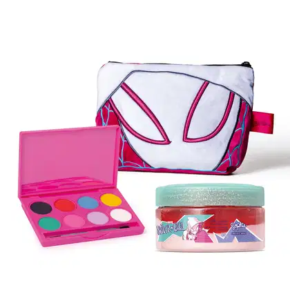 Kit da marca Sophie Marvel Spider-Gwen, incluindo pote de creme em embalagem nas cores vermelha, rosa e azul, nécessaire com detalhes em vermelho, azul e branco, simulando uma máscara do Spider Gwen e paleta de maquiagem colorida com embalagem rosa.