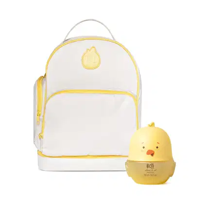 Mochila branca com detalhes amarelos da marca Boti Baby, com bolso frontal e alça de transporte. Acompanhada de um item de perfumaria com embalagem em formato de pintinho amarelo da mesma marca.