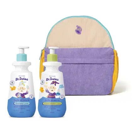 Mochila infantil nas cores roxo, amarelo e azul da marca Dr. Botica e um kit de shampoo e condicionador para cabelos lisos da mesma linha, em embalagens plásticas brancas com rótulos azuis com ilustração do Mago Dr. Botica.