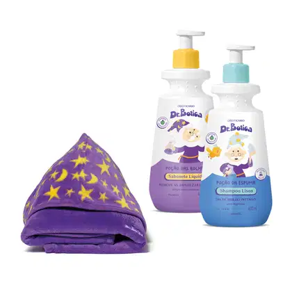 Dois frascos de produtos infantis da marca Dr. Botica, sendo um sabonete líquido e um shampoo para fios lisos em embalagens brancas com válvula pump e detalhes em azul no shampoo e roxo no sabonete e um roupão roxo com estrelas e luas amarelas dobrado.