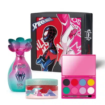 Kit da marca Marvel Spider-Man e Spider-Gwen, incluindo frasco de colônia infantil nas cores rosa e azul da linha Sophie, pote de creme em embalagem nas cores vermelha, rosa e azul e paleta de maquiagem colorida e caixa de presente preta do personagem.
