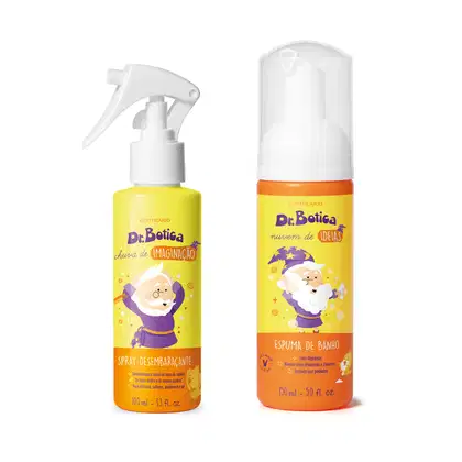 Dois frascos de produtos de corpo e banho da marca Dr. Botica: um spray desembaraçante com válvula spray branca e uma espuma de banho, ambos bicolor de laranja e amarelo comum personagem ilustrado de um mago vestindo roxo com cabelo e barba brancos.