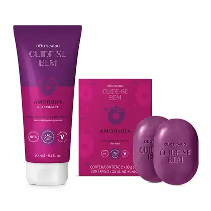 Dois itens de Corpo e banho da marca Cuide-se bem Amoruda, sendo uma bisnaga nas cores pink e rox de hidratante desodorante  com tampa branca e uma caixa pink de sabonete em barra. Ao lado da caixa, vemos duas barras roxas de sabonete.