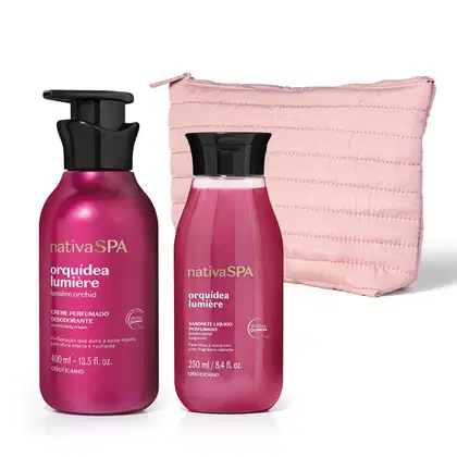 Dois itens de perfumaria da marca Nativa SPA Orquídea Lumiere: um creme desodorante corporal pink em frasco com bomba pump preta e um sabonete líquido perfumado em frasco pink com tampa preta, acompanhados de um necessaire rosa clara acolchoada.
