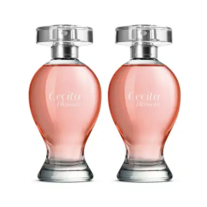 Imagem de dois vidros transparentes de 100ml contendo desodorante colônia da marca Cecita Blossom. Eles têm formato curvilíneo com líquido rosa, tampas prateadas e letras brancas.