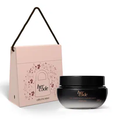Imagem de um combo para presente Her Code, que traz um pote em degradê de preto e branco com rótulo dourado de creme aveludado corporal de 250g e uma caixa de presente rosa com alça preta, ilustrada com flores, folhas e o nome da marca.
