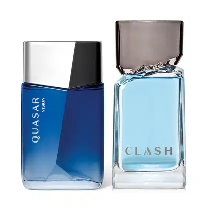 Imagem de dois frascos de item de perfumaria masculina, sendo um vidro azul marinho com tampa prateada e rótulo "Quasar Vision" e outro vidro transparente com líquido azul-claro e rótulo "Clash", ambos com design moderno e elegante.