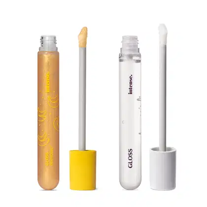 Imagem de dois frascos de gloss labial da marca Intense em embalagens cilíndricas: um dourado com tampa e aplicador amarelos e outro transparente com tampa e aplicador brancos. Cada um contém 5ml de produto.