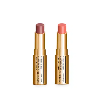 Imagem de dois batons preenchedores da marca Make B. Hyaluronic, sendo um na cor Marrom Nude Chic e outro na cor Marrom Candy Toffee. As duas embalagens são douradas com letras pretas e contém 3,4g.
