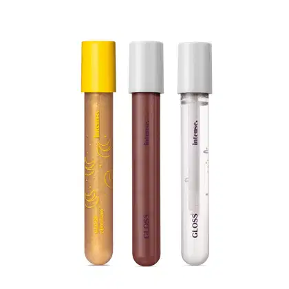 Imagem de três frascos de gloss labial da marca Intense em embalagens cilíndricas: um dourado com detalhes amarelos, um marrom com tampa branca e um transparente com tampa branca. Cada um contém 5ml de produto.
