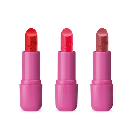 Três batons da marca Intense em embalagens pink. Eles estão abertos e é possível ver as balas de três cores diferentes, um vermelho, um pink e um rosa envelhecido, todos com a marca intense gravada em baixo relevo na bala.
