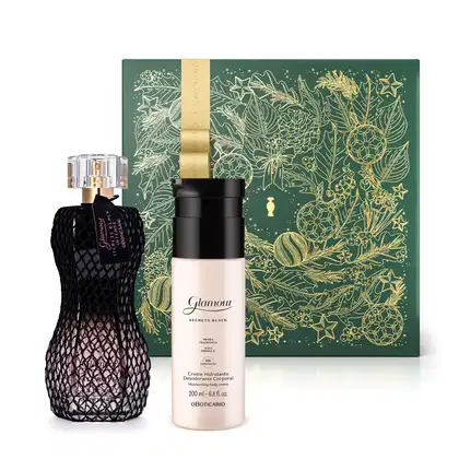 Imagem do Combo Glamour Secrets Black Intense com um elegante vidro curvilíneo com renda preta e borrifador dourado do desodorante colônia, frasco branco com tampa e rótulo pretos do creme corporal e caixa presenteável verde com fita e estampa douradas.