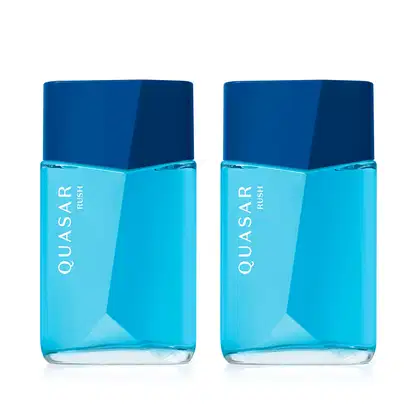 Imagem de dois frascos de item de perfumaria da marca Quasar Rush, com embalagem azul-claro e tampa azul-marinho, etexto legível na parte frontal. O design sugere um produto refrescante para todos os dias.