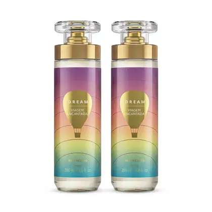 Imagem de dois frascos de body splash da linha Dream Viagem Encantada. A embalagem é de vidro com tampa transparente e válvula spray dourada. O rótulo é colorido, em tons de roxo, rosa e azul, e traz um balão ilustrando. O recipiente conta com 200ml.