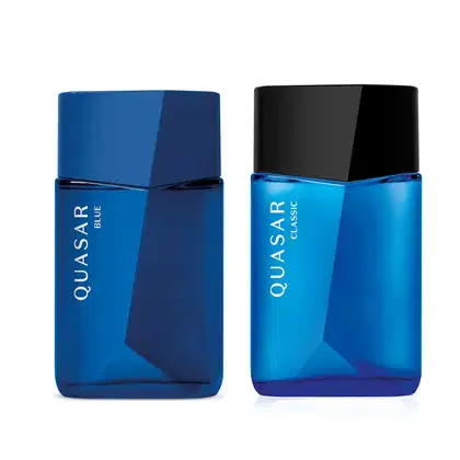 Imagem de dois itens de perfumaria masculina Quasar, sendo um frasco azul escuro e rótulo dourado da linha Blue e um frasco azul com tampa preta e rótulo branco da linha Classic. Ambas embalagens possuem o mesmo design moderno e estiloso.