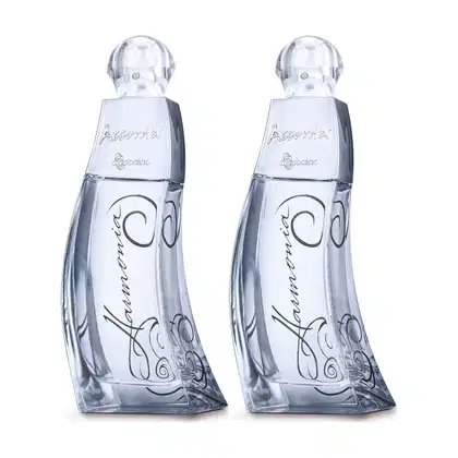 Imagem de dois frascos de vidro transparente azulado com rótulos da marca Accordes Harmonia, contendo uma fragrância floral com design elegante e texto manuscrito em preto.