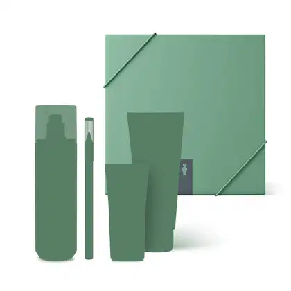 Imagem de caixa verde com elástico e a silhueta de alguns itens o Boticário, ocultando as marcas e sugerindo um kit de presente surpresa.