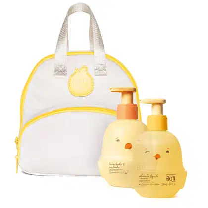 A imagem mostra kit com três produtos da linha Boti Baby, sendo uma bolsa branca com detalhes em amarelo e alças brancas e dois frascos amarelos em formato de pintinho e bomba dosadora laranja. uma de loção banho e pós banho e outra de sabonete líquido.