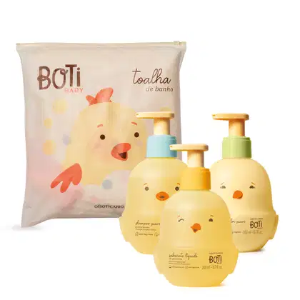 Produtos de higiene infantil da marca Boti Baby, incluindo toalha de banho, shampoo suave, sabonete líquido e embalagem com ilustrações de pintinhos amarelos. Cores predominantes são amarelo, branco e azul claro.