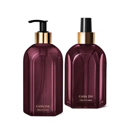 A imagem mostra dois itens da marca Casa 214 Figo Magnífico:  são dois vidros na cor roxa com detalhes em dourado, um de sabonete líquido com bomba dosadora preta e outro de aromatizador de ambientes com válvula spray também preta.