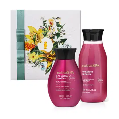 Kit com caixa de presente com ilustração floral e dois itens da marca Nativa SPA Orquídea Lumière: loção corporal de 200ml e sabonete líquido de 250ml. As embalagens são na cor rosa com tampa preta e informações com letras douradas e brancas.