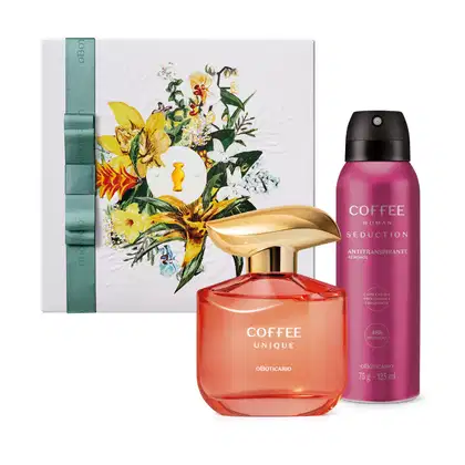 Kit com desodorante colônia Coffee Unique com vidro em formato redondo, tampa dourada e rótulo com texto branco. Ao lado, embalagem de desodorante aerossol Coffee Woman Seduction em cor rosa e tampa preta e uma caixa de presente com ilustração floral.