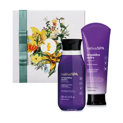 Dois itens de corpo e banho da linha Nativa Spa Orquídea Noire, sendo um frasco e uma bisnaga, ambos na cor roxa com tampa abre e fecha preta acompanhados de caixa de presente branca com temática floral e laço verde.